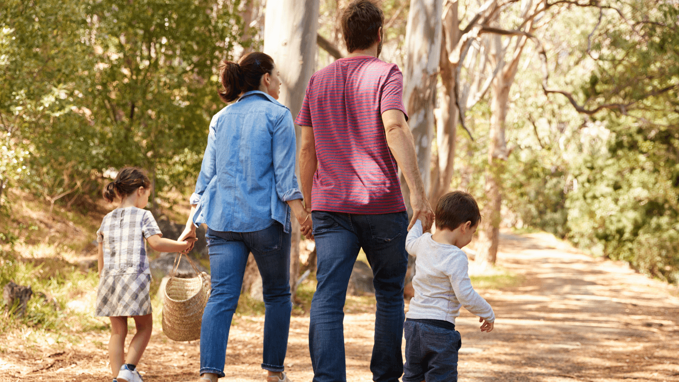 familia caminando juntos por un sendero o camino luminoso