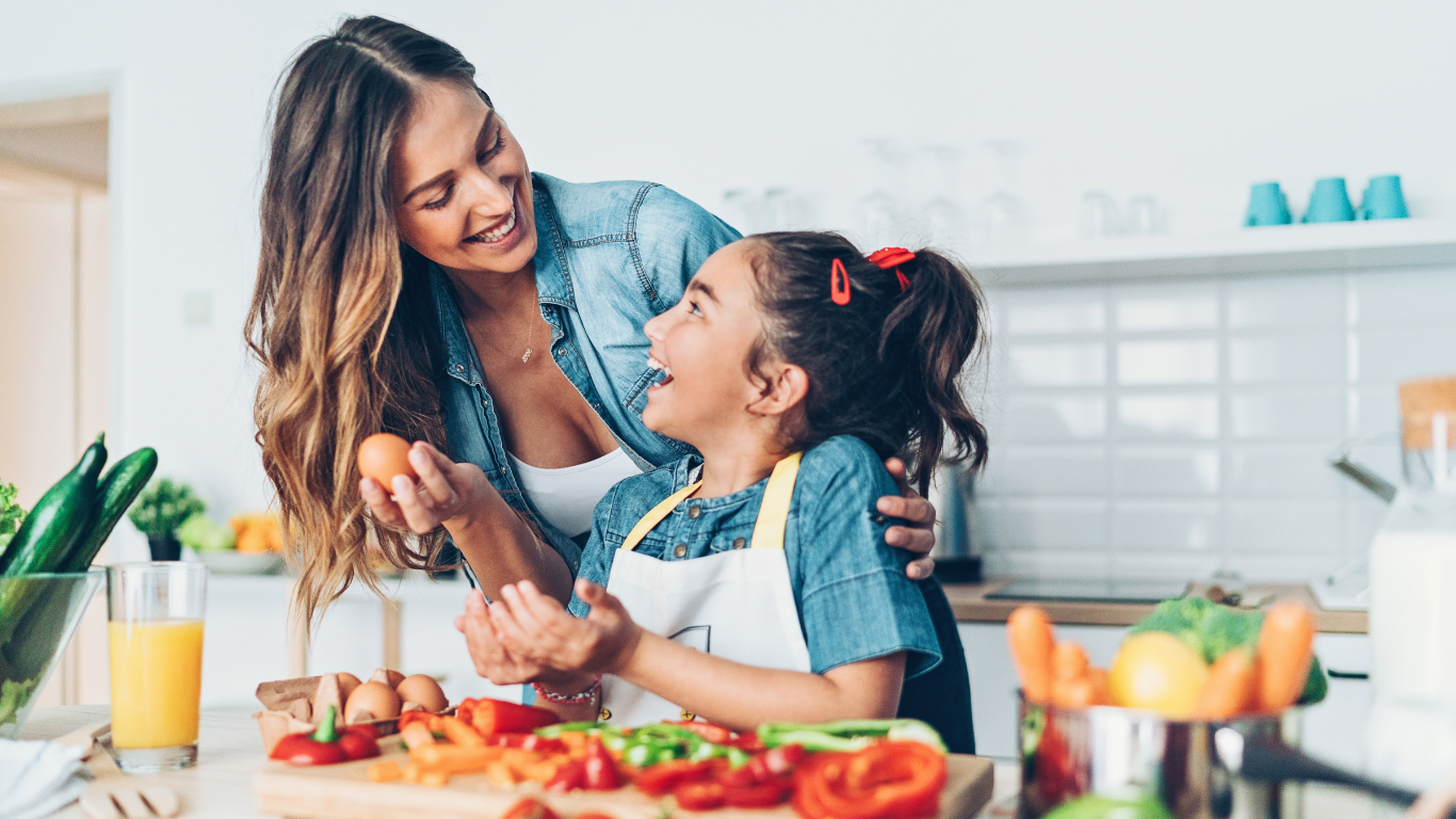 Mamá cocinando con su hija en la cocina