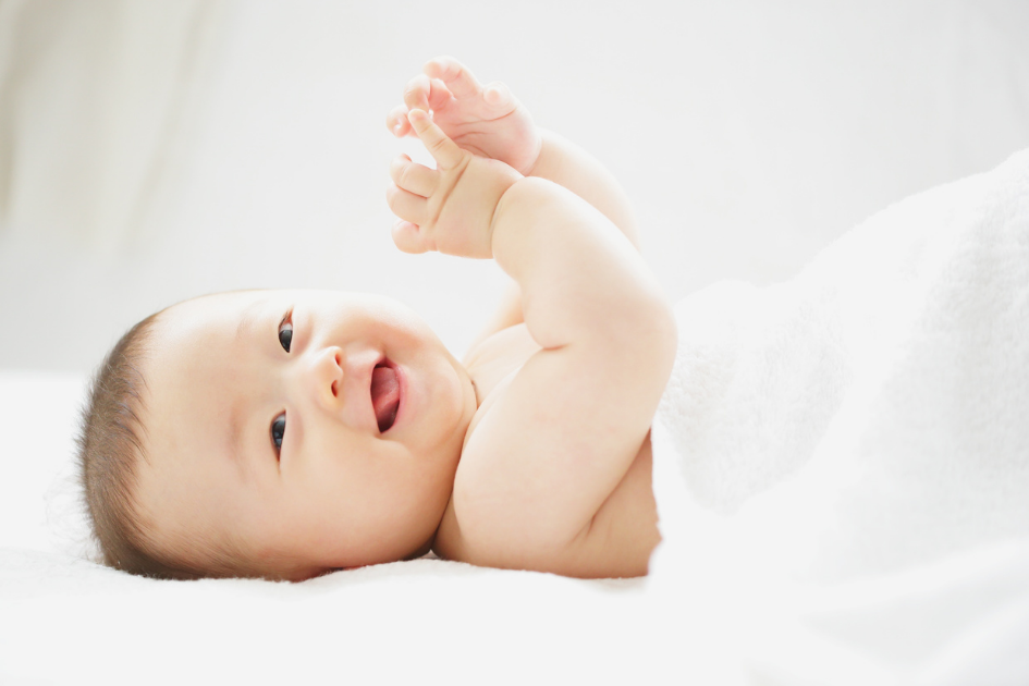 bebé sonriendo jugando con sus manitas