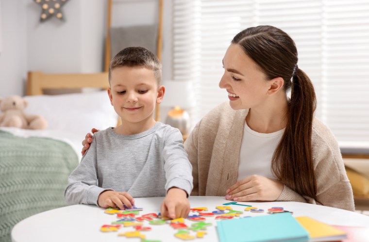 mamá jugando a puzles con su hijo