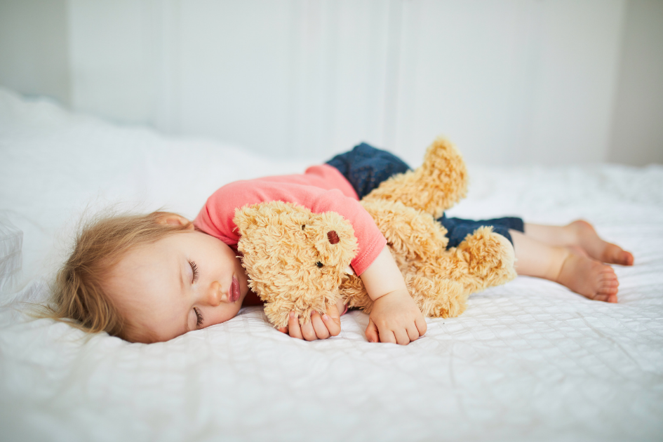 Niño pequeño durmiendo con osito de peluche