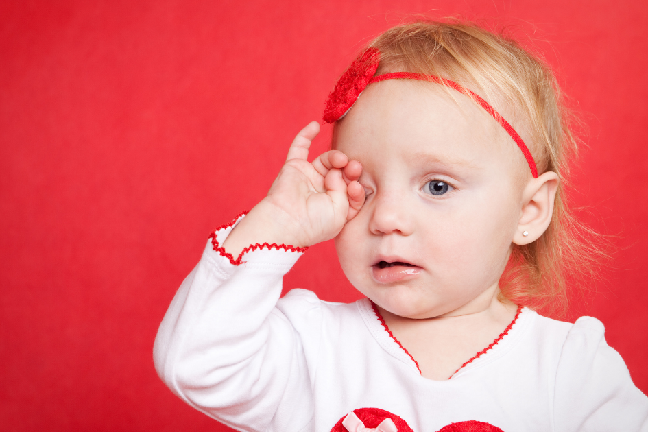 Niña lloriqueando con cara de sueño