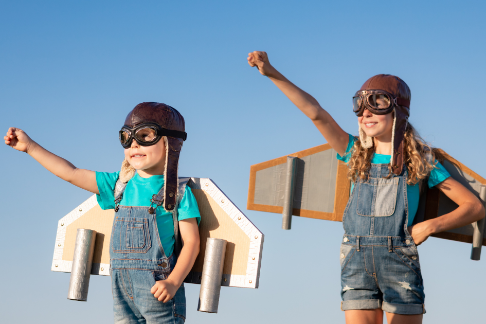 Niños con disfraz de cohete mirando al horizonte