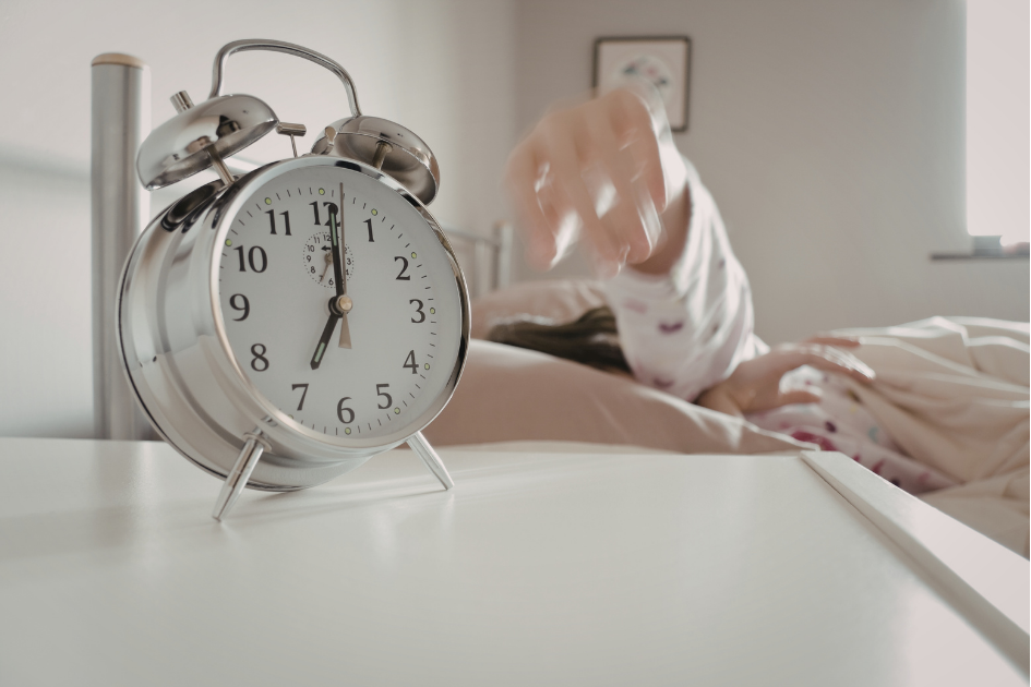 Niño apagdando despertador a las 7:00 a.m.