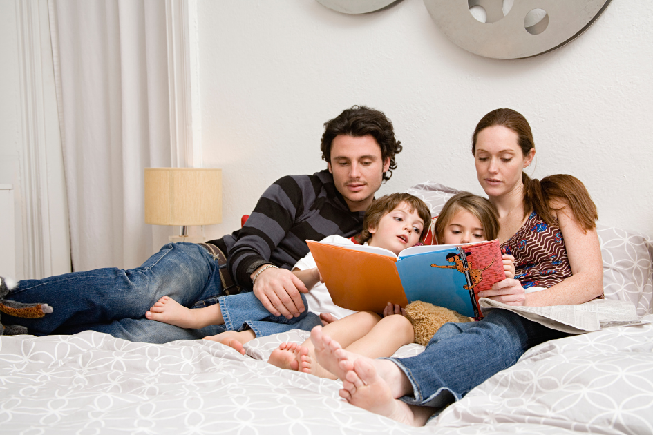 Familia compartiendo una actividad tranquila en casa