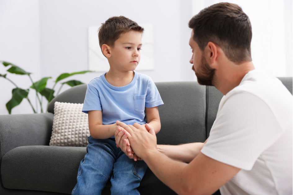 niño frustrado adulto acompañando con calma