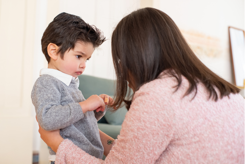 Padre acompañando a un niño enfadado para ayudarle a gestionar sus emociones